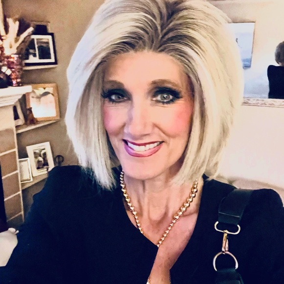 Elegant Raquel Welch lace front wig in Shaded biscuit ( Platinum blonde) - Picture 6 of 9